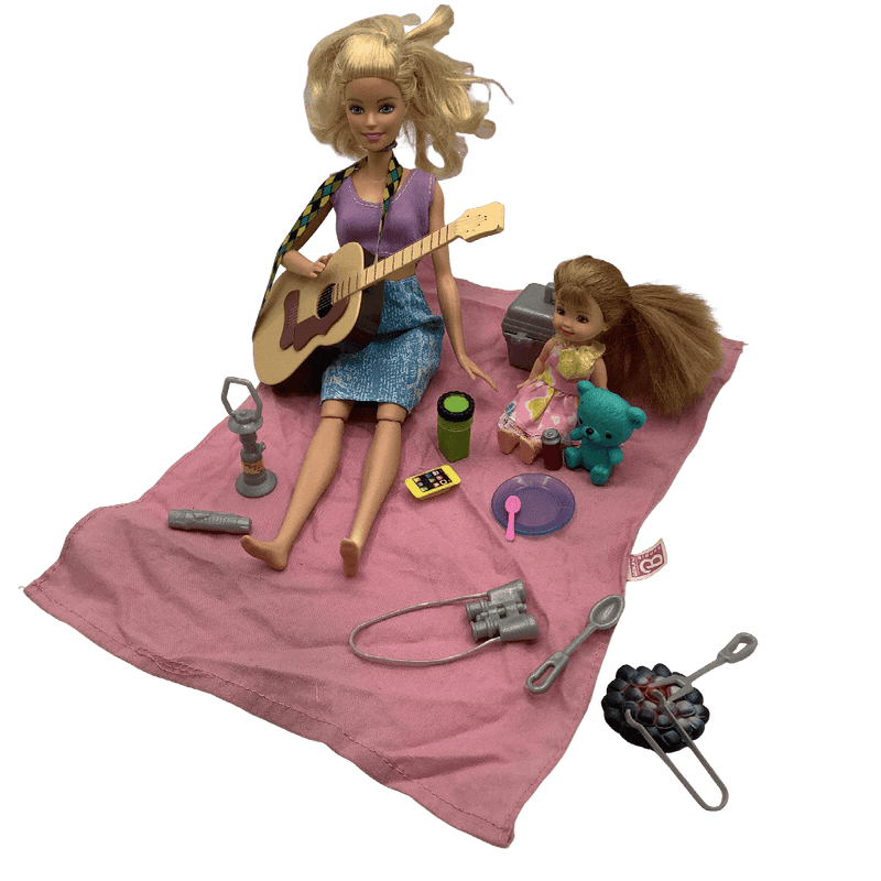Poupée Barbie et sa fille en pique-nique