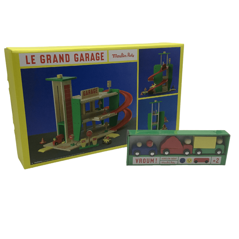 Le grand garage en bois et ses petites voitures